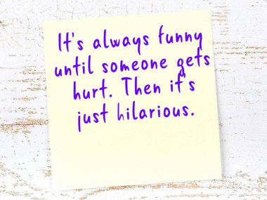 Tahta duvarda asılı sarı yapışkan nota elle yazılmış bilgece bir alıntı.