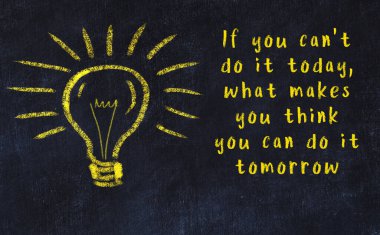 Bilgece bir alıntı ve siyah karatahtaya bir ampul çizimi