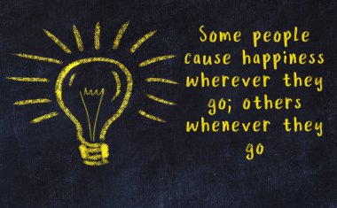 Bilgece bir alıntı ve siyah karatahtaya bir ampul çizimi