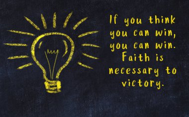 Bilgece bir alıntı ve siyah karatahtaya bir ampul çizimi