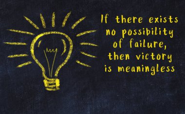 Bilgece bir alıntı ve siyah karatahtaya bir ampul çizimi