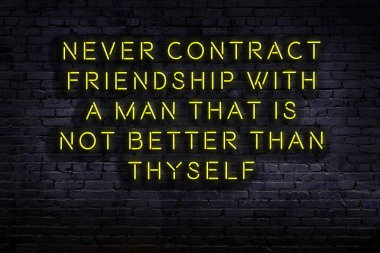 Zekice ve motive edici bir alıntı. Karanlıkta duvarda neon levhası