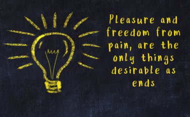 Bir karatahtaya ve bir ampul çizimine elle yazılmış akıllı bir alıntı.