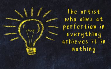 Bir karatahtaya ve bir ampul çizimine elle yazılmış akıllı bir alıntı.