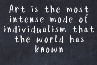 Siyah masa üzerine tebeşirle yazılmış zekice bir söz.