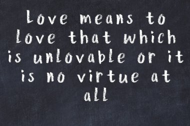 Siyah masa üzerine tebeşirle yazılmış zekice bir söz.