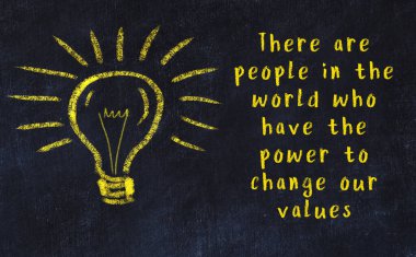 Bir karatahtaya ve bir ampul çizimine elle yazılmış akıllı bir alıntı.