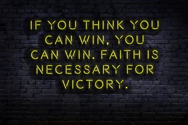 Tuğla duvardaki bilgece alıntıların neon yazıları üzerine gece görüşü