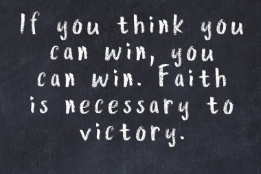 Siyah masa üzerine tebeşirle yazılmış zekice bir söz.