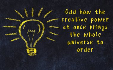 Bilgece bir alıntı ve siyah karatahtaya bir ampul çizimi