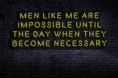 Zekice ve motive edici bir alıntı. Karanlıkta duvarda neon levhası