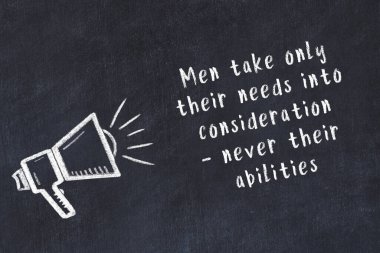 Bilge motivasyonel yazıtlı siyah karatahtaya hoparlör çizimi