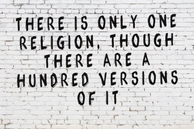 Üzerinde mantıklı alıntıların yazılı olduğu siyah boyanmış beyaz tuğla duvar.