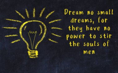 Bir karatahtaya ve bir ampul çizimine elle yazılmış akıllı bir alıntı.