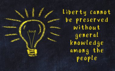 Bilgece bir alıntı ve siyah karatahtaya bir ampul çizimi