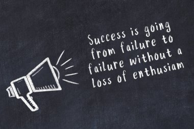 Bir hoparlörün tebeşir çizimi ve siyah karatahtaya el yazısıyla yazılmış alıntılar