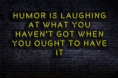 Tuğla duvardaki ışıklı neon tabela olarak bilgece alıntı