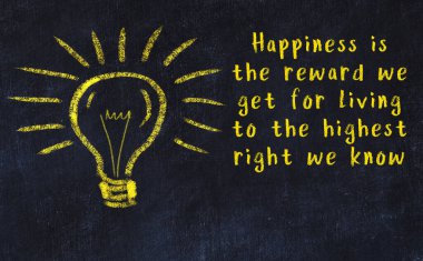 Bilgece bir alıntı ve siyah karatahtaya bir ampul çizimi