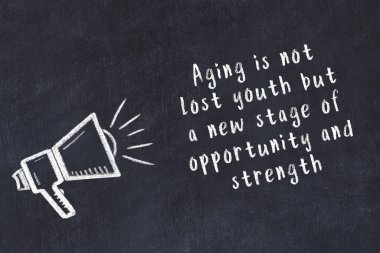 Bilge motivasyonel yazıtlı siyah karatahtaya hoparlör çizimi