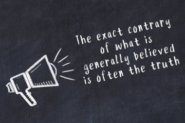 Bir hoparlörün tebeşir çizimi ve siyah karatahtaya el yazısıyla yazılmış alıntılar