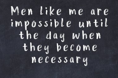 Siyah masa üzerine tebeşirle yazılmış zekice bir söz.