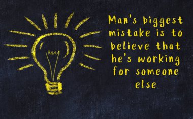 Bir karatahtaya ve bir ampul çizimine elle yazılmış akıllı bir alıntı.