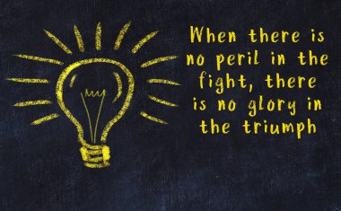 Bir karatahtaya ve bir ampul çizimine elle yazılmış akıllı bir alıntı.