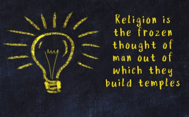 Bilgece bir alıntı ve siyah karatahtaya bir ampul çizimi