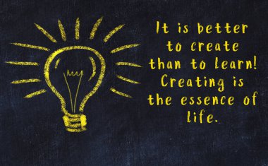 Bilgece bir alıntı ve siyah karatahtaya bir ampul çizimi