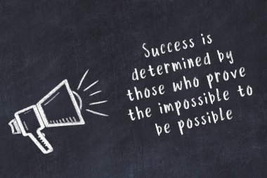 Bilge motivasyonel yazıtlı siyah karatahtaya hoparlör çizimi