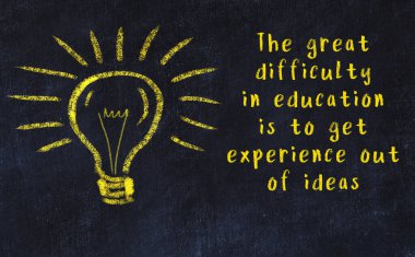 Bir karatahtaya ve bir ampul çizimine elle yazılmış akıllı bir alıntı.