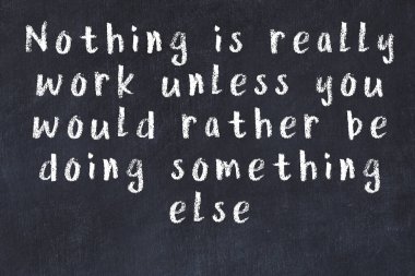 Bilgece motive edici el yazısı tebeşirle yazılmış siyah karatahta