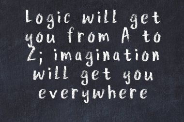 Siyah masa üzerine tebeşirle yazılmış zekice bir söz.