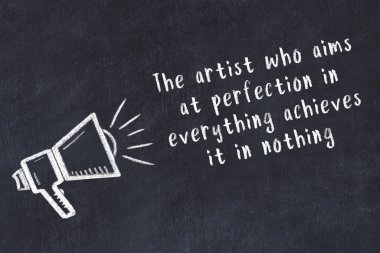 Bilge motivasyonel yazıtlı siyah karatahtaya hoparlör çizimi