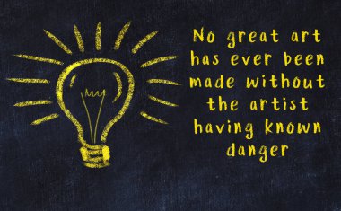 Bir karatahtaya ve bir ampul çizimine elle yazılmış akıllı bir alıntı.