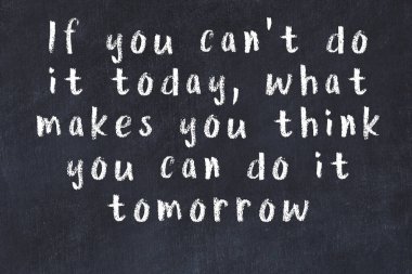 Bilgece motive edici el yazısı tebeşirle yazılmış siyah karatahta