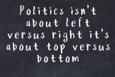 Siyah tahta üzerine akıllı alıntıların el yazması tebeşir yazısı