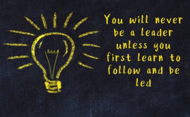 Bilgece bir alıntı ve siyah karatahtaya bir ampul çizimi