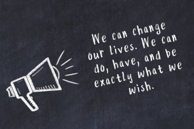 Bilge motivasyonel yazıtlı siyah karatahtaya hoparlör çizimi