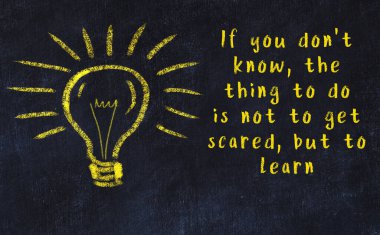 Bir karatahtaya ve bir ampul çizimine elle yazılmış akıllı bir alıntı.