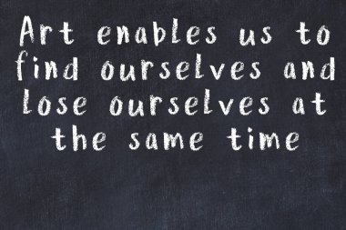 Bilgece motive edici el yazısı tebeşirle yazılmış siyah karatahta