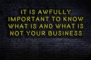 Tuğla duvardaki ışıklı neon tabela olarak bilgece alıntı