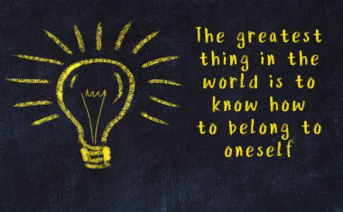 Bilgece bir alıntı ve siyah karatahtaya bir ampul çizimi