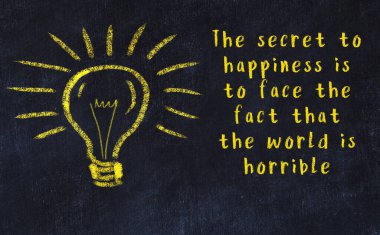 Bilgece bir alıntı ve siyah karatahtaya bir ampul çizimi