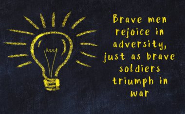 Bir karatahtaya ve bir ampul çizimine elle yazılmış akıllı bir alıntı.