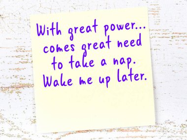 Sarı yapışkan not, ahşap duvarda el yazısıyla yazılmış zekice bir alıntıyla.