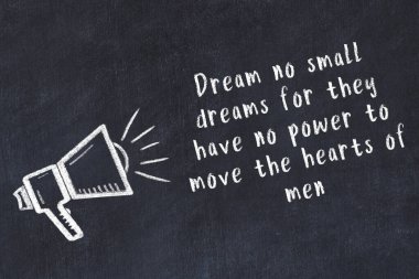 Bir hoparlörün tebeşir çizimi ve siyah karatahtaya el yazısıyla yazılmış alıntılar