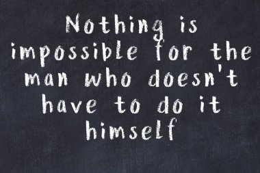 Siyah tahta üzerine akıllı alıntıların el yazması tebeşir yazısı