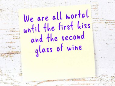 Tahta duvarda el yazısı motivasyon alıntısı olan sarı yapışkan not