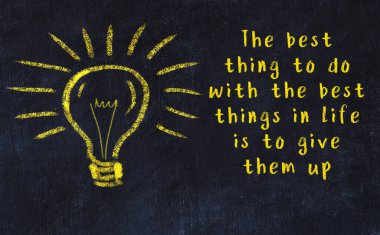 Bilgece bir alıntı ve siyah karatahtaya bir ampul çizimi